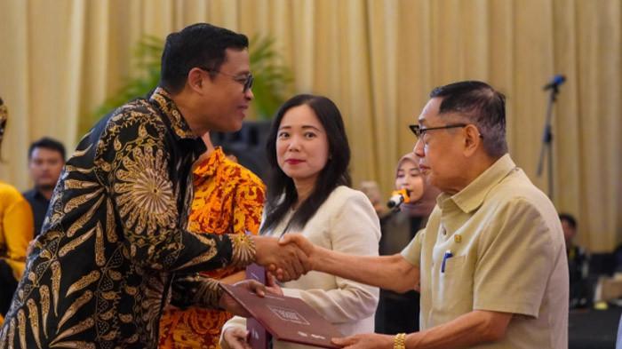 PIAGAM PAJAK - Direktur Jenderal Pajak, Bimo Wijayanto (kiri) saat menyerahkan piagam pajak kepada Alim Markus, pengusaha Maspion Group. Secara simbolis ada 20 wajib pajak terpilih dari tiga Kantor Wilayah DJP di Jatim yang menerima Piagam Wajib Pajak secara langsung dari Bimo Wijayanto.