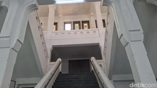 Rotterdam Lloyd atau Gedung Internasional di Kota Tua