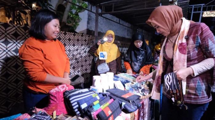 KUNJUNGAN WAWALI - Menurut Asrid, Kampung Njawani terletak pada konsistensi warga menjaga orisinalitas budaya Jawa, selain penggunaan bahasa Jawa krama, mereka juga melestarikan kesenian tradisional, kegiatan edukasi budaya, hingga pengembangan UMKM berbasis tradisi.