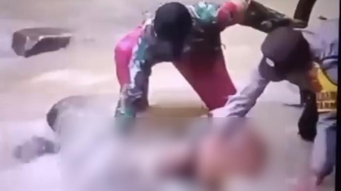 EVAKUASI MAYAT - Polisi dan TNI dibantu warga setempat mengevakuasi jasad pria inisial N (42) di Sungai Lasolo, Kelurahan Sanua, Kecamatan Kendari Barat, Kota Kendari, Provinsi Sulawesi Tenggara (Sultra), Minggu (10/5/2026). Korban saat ditemukan hanya menampakkan bagian pinggang dan kaki di atas permukaan. (Istimewa)