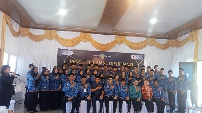 Momen penyerahan SK PNS di Pendopo Lumbung Taka, Jalan Inhutani
