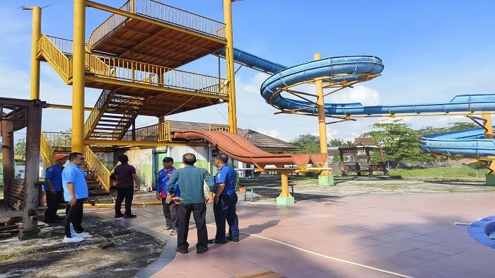 TINJAU KOLONG KERAMIK -- Wakil Bupati Belitung, Syamsir bersama OPD terkait meninjau area Kolong Keramik beberapa waktu lalu.