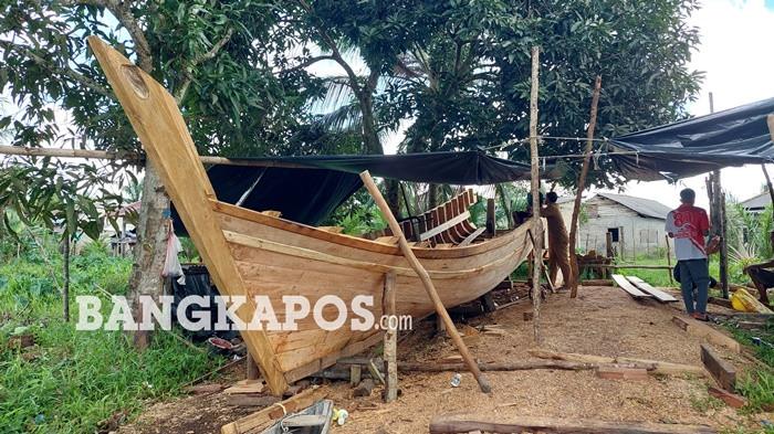 KAPAL – Sebuah kapal yang tengah dibuat pengrajin di tepi sungai Desa Bangka Kota, Kecamatan Simpang Rimba, Senin (11/5/2026). Kini sejumlah pengrajin kapal sudah mulai berkurang karena tidak adanya regenerasi.