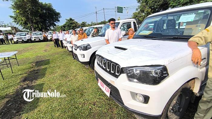 PENUHI LAPANGAN - Sebanyak 50 unit mobil operasional koperasi desa merah putih (KDMP), mulai diserahkan di Lapangan Kodim/0723 Klaten, Kecamatan Klaten Selatan, Senin (4/5/3026). Kendaraan tersebut akan dimanfaatkan untuk menunjang berbagai aktivitas koperasi di tingkat desa.
