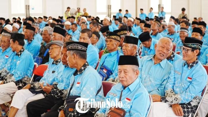CALON JEMAAH HAJI - Pamitan haji di Grha Bung Karno (GBK), Kelurahan Buntalan, Kecamatan Klaten Tengah, Klaten, Selasa (28/4/2026).