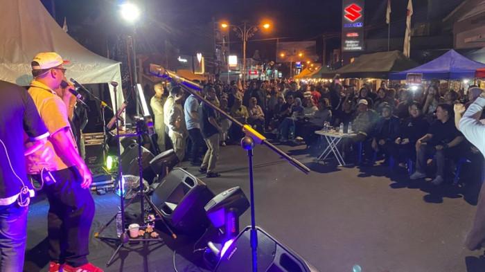 Penampilan band di malam Street Food di Kota Gorontalo