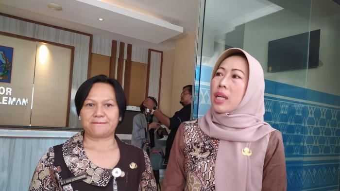 Direktur Utama RSUD Sleman dr. Wisnu Murti Yani didampingi Kepala Bidang Yabmed dan Pengembangan Mutu dr. Veronika Evita saat menyampaikan keterangan kepada media