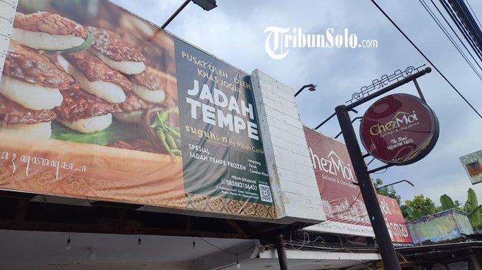 KULINER LEGENDARIS - Tampak depan outlet Jadah Tempe Suguhan by Mbah Carik di Jalan Kaliurang KM 7, Kayen, Sleman, DIY, pada Selasa (14/4/2026). Jadah Tempe Suguhan by Mbah Carik merupakan salah satu UMKM yang disokong BRI.
