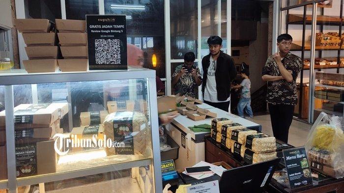 KULINER LEGENDARIS - Antrean pembeli di outlet Jadah Tempe Suguhan by Mbah Carik di Jalan Kaliurang KM 7, Kayen, Sleman, DIY, pada Selasa (14/4/2026). Jadah Tempe Suguhan by Mbah Carik merupakan salah satu UMKM yang disokong BRI.