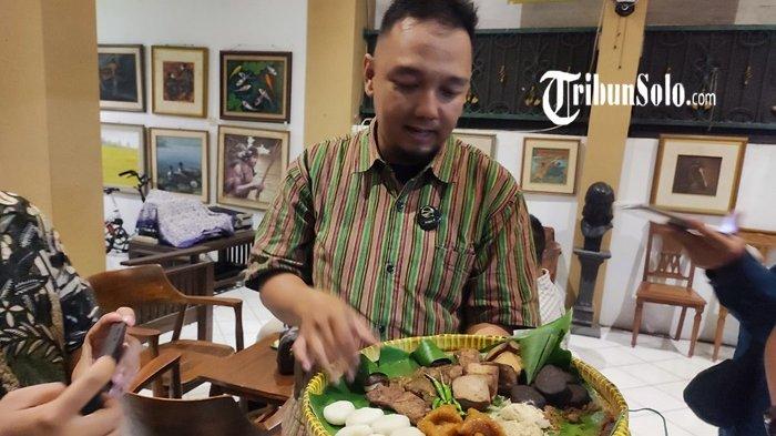 KULINER LEGENDARIS - Angga Kusuma Arybowo (38) pemilik Jadah Tempe Suguhan by Mbah Carik di Jalan Kaliurang KM 7, Kayen, Sleman, DIY, pada Selasa (14/4/2026) menjelaskan aneka menu. Jadah Tempe Suguhan by Mbah Carik merupakan salah satu UMKM yang disokong BRI.