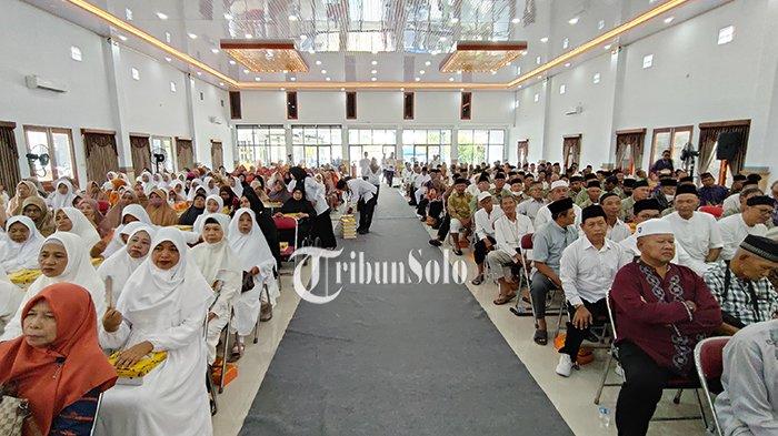 ILUSTRASI. Suasana bimbingan manasik yang diikuti 476 jamaah haji reguler dan gabungan, di Hotel Permata Sari, Desa Gaum, Kecamatan Tasikmadu, Kabupaten Karanganyar, Senin (14/4/2025). Mereka rata-rata sudah mendaftar 13 tahun lalu.