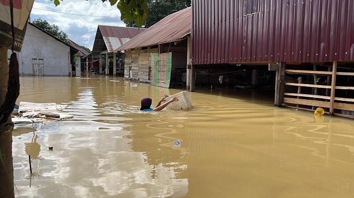 Korban Banjir di Kendari, Uni Nasrah.