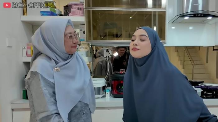 TUNJUKKAN HASIL OPLAS - Reaksi sang ibu lihat bentuk hidung baru Ria Ricis, dicapture Senin (27/4/2026).