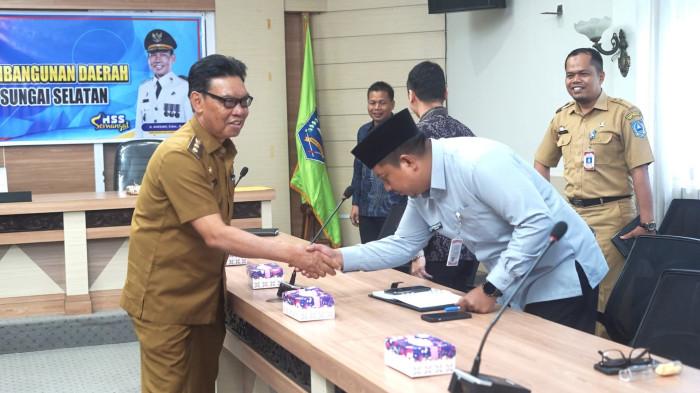 Hadir - Wakil Bupati HSS H Suriani mewakili Bupati Syafrudin Noor menghadiri dan membuka Rakor.