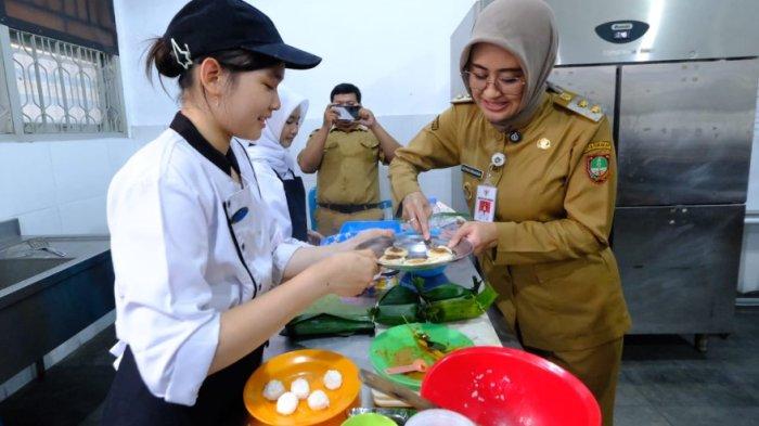 Wakil Wali Kota Solo Astrid Widayani membuka Pelatihan PEKKA (Perempuan Kepala Keluarga) yang digelar Dinas Pemberdayaan Perempuan, Perlindungan Anak, Pengendalian Penduduk, dan Keluarga Berencana (DP3AP2KB) Kota Surakarta bekerja sama dengan SMKN 4 Surakarta di SMKN 4 Surakarta, Senin (11/5/2026).