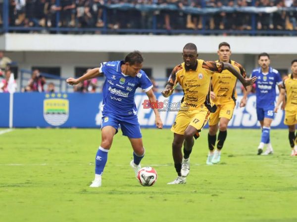 Adam Alis (kiri) sedang menguasai bola dan dibayangi Allano Lima (kanan) saat bertanding dalam laga pekan ke-17 Super League 2025/2026 antara Persib Bandung versus Persija Jakarta di Stadion Gelora Bandung Lautan Api, Bandung, Jawa Barat, Minggu (11/1/2026).