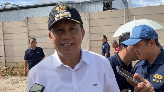 Bupati Bangka, Fery Insani saat diwawancarai usai kegiatan peresmian PT MBS di Kawasan Industri Jelitik, Sungailiat, Jumat (24/4/2026).