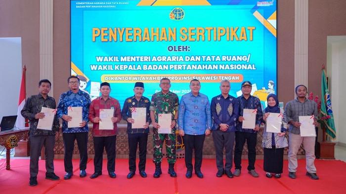 Ossy Dermawan menyerahkan sejumlah sertipikat di Sulteng