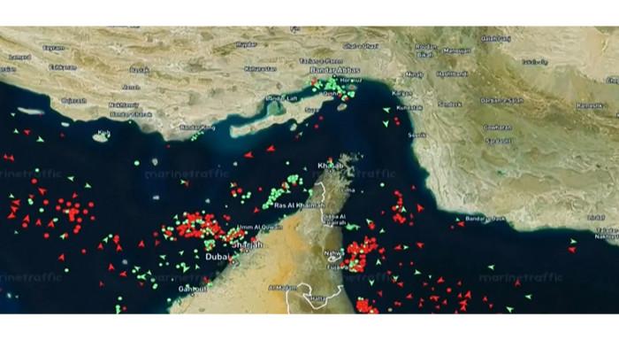 PENUH RANJAU - Tangkap layar WN yang menunjukkan posisi kapal-kapal di Selat Hormuz. Selat yang menjadi jalur penting perdagangan dunia itu dipenuhi ranjau laut yang dipasang Iran dalam perang melawan serangan Amerika Serikat dan Israel.
