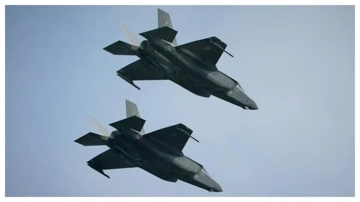 SINYAL SOS - Jet tempur siluman F-35 Lightning II milik Amerika Serikat dilaporkan mengirimkan sinyal darurat saat melintas di atas Laut Oman, dekat Selat Hormuz, Minggu (10/5/2026).