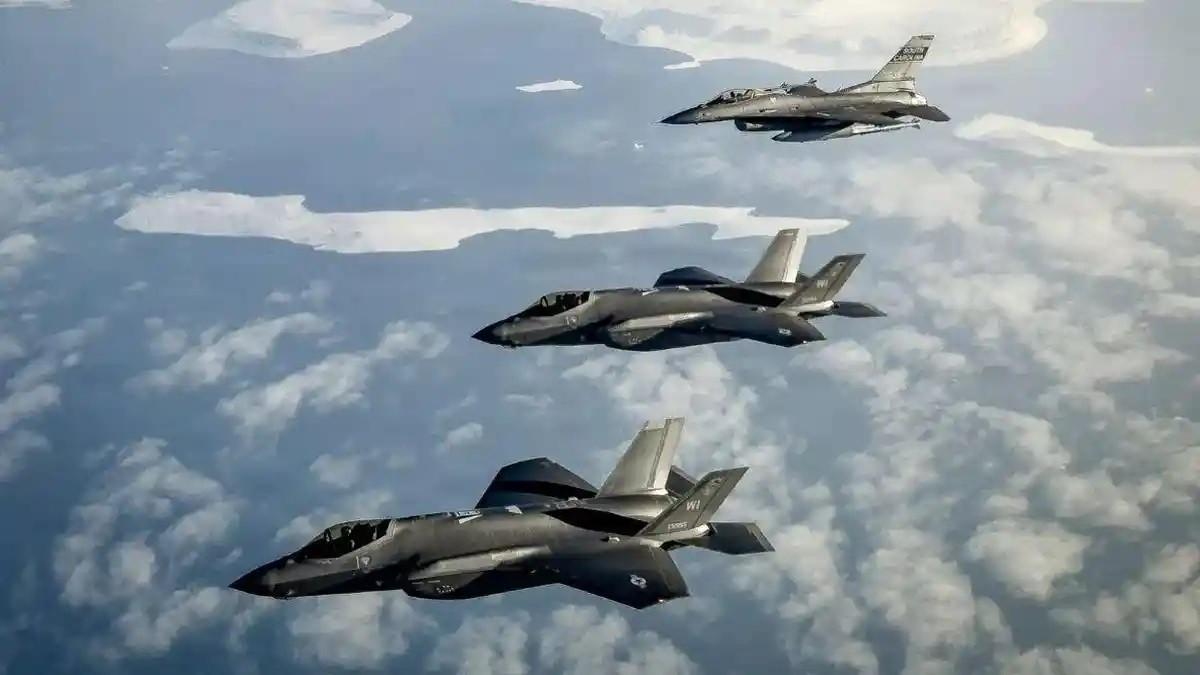JET USAF- Riyadh mengajukan pembelian hingga 48 unit jet tempur F-35, menjadikannya calon negara Arab pertama yang mengoperasikan F-35 berteknologi stealth, kecepatan Mach 1.6, sensor fusion berbasis AI, serta miliki kemampuan perang elektronik tingkat tinggi.