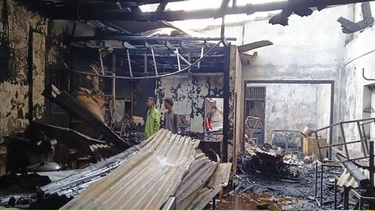 KEBAKATAN DI SUMSEL - Kondisi terkini ruko Mie Siantar Fat di Jalan Yos Sudarso, Kelurahan Jawa Kiri, Kecamatan Lubuk Linggau Timur II, Kota Lubuklinggau, yang kebakaran, Senin (11/5/2026) pagi. Kebakaran mengakibatkan pemilik merugi hingga ratusan juta rupiah. 
