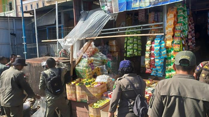 Petugas Satpol PP Kota Bengkulu menertibkan barang dagangan milik pedagang yang masih berjualan di badan jalan kawasan Pasar Panorama, Selasa (12/5/2026)