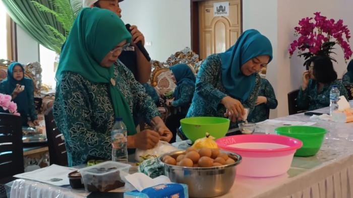 Ketua TP PKK Bolmong Sulut saat membuka sosialisasi penguatan UP2K, 1