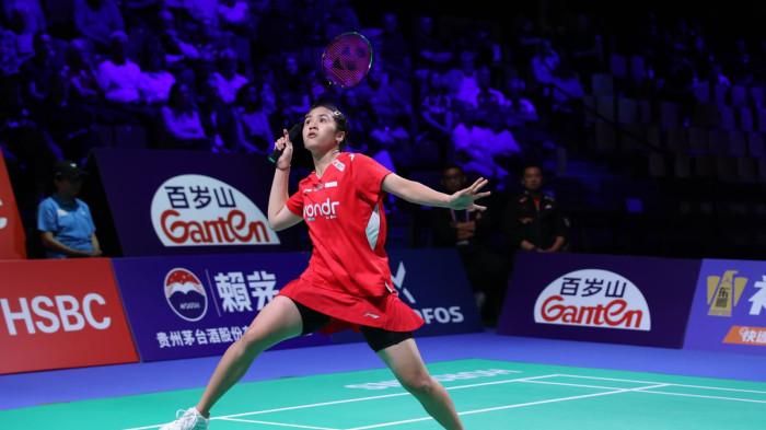 KALAH STRAIGHT GAME.- Pebulutangkis tunggal putri Indonesia, Ni Kadek Dhinda Amartya Pratiwi yang turut pada partai kedua gagal menyumbangkan kemenangan untuk Indonesia saat melawan Denmark, Kamis (30/4/2026). Dhinda harus mengakui keunggulan Line Kjaersfeldt dua gim langsung dengan skor 15-21, 16-21. dok: PBSI