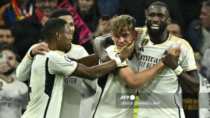 Gelandang Real Madrid Argentina #32 Nico Paz (Kedua dari kanan) merayakan gol ketiga timnya pada pertandingan sepak bola grup C putaran pertama Liga Champions UEFA antara Real Madrid CF dan SSC Naples di stadion Santiago Bernabeu di Madrid pada 29 November 2023.JAVIER SORIANO / AFP