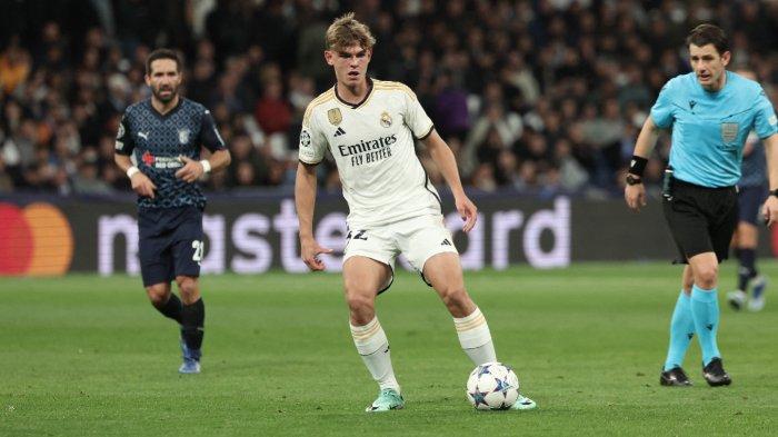 Gelandang Real Madrid asal Argentina, Nico Paz mengontrol bola selama pertandingan sepak bola Grup C Liga Champions UEFA antara Real Madrid CF dan SC Braga di stadion Santiago Bernabeu di Madrid pada 8 November 2023.