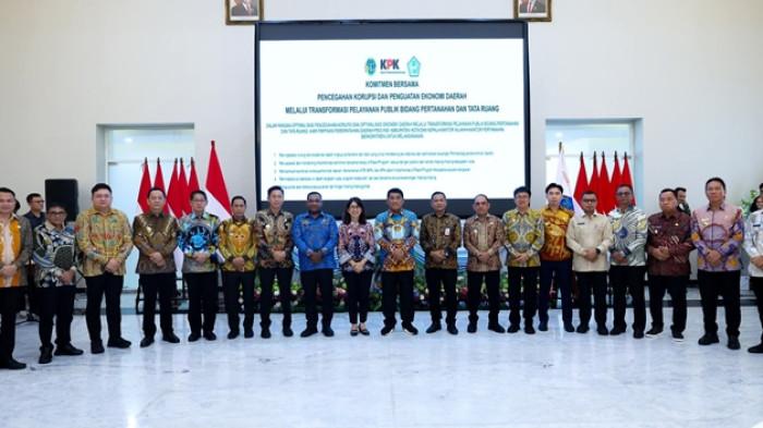 Gubernur Sulawesi Utara Yulius Selvanus Komaling (YSK) dan para kepala daerah kabupaten/kota