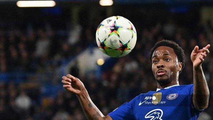 Gelandang Chelsea Inggris Raheem Sterling mengontrol bola selama pertandingan sepak bola Grup E Liga Champions UEFA antara Chelsea dan AC Milan di Stamford Bridge di London pada 5 Oktober 2022.