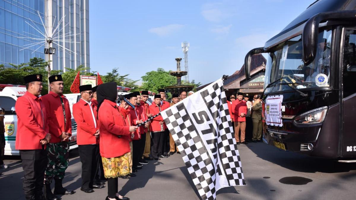 CALON HAJI SUKOHARJO - Sebanyak 355 calon haji yang tergabung dalam Kelompok Terbang (Kloter) 63 asal Kabupaten Sukoharjo resmi diberangkatkan untuk menunaikan ibadah haji ke Tanah Suci, Selasa (12/5/2026).