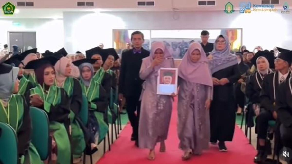 WISUDA PENUH HARU - Viral ibu wakili wisuda almarhumah anaknya di UIN Gus Dur Pekalongan.