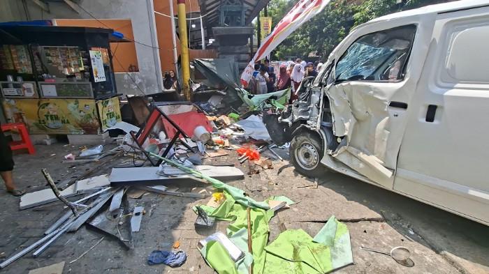 LAKALANTAS MOBIL SPPG- Sebuah mobil dengan nomor polisi B 9007 TXZ yang diduga kendaraan operasional Satuan Pelayanan Pemenuhan Gizi (SPPG) menabrak sejumlah lapak pedagang UMKM di Jalan Pulau Kalimantan Raya, Kecamatan Bekasi Timur, Kota Bekasi, Selasa (12/5/2026). (TribunBekasi/RendyRutamaPutra).