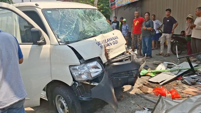 LAKALANTAS MOBIL SPPG- Sebuah mobil dengan nomor polisi B 9007 TXZ yang diduga kendaraan operasional Satuan Pelayanan Pemenuhan Gizi (SPPG) menabrak sejumlah lapak pedagang UMKM di Jalan Pulau Kalimantan Raya, Kecamatan Bekasi Timur, Kota Bekasi, Selasa (12/5/2026). (TribunBekasi/RendyRutamaPutra).