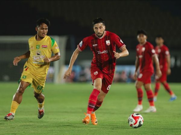 Duel Miroslav Maricic Vs Toni irmanyah dalam laga Persis Solo Vs Persebaya Surabaya dalam laga Super League pekan ke-32 di Stadion Manahan, Solo, Sabtu (9/5/2026).