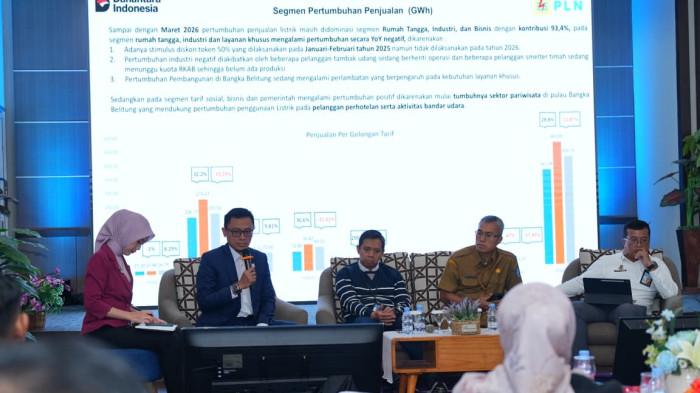 Senior Manager Niaga dan Manajemen Pelanggan PLN UIW Bangka Belitung, Eriasmono memberikan materi tentang 