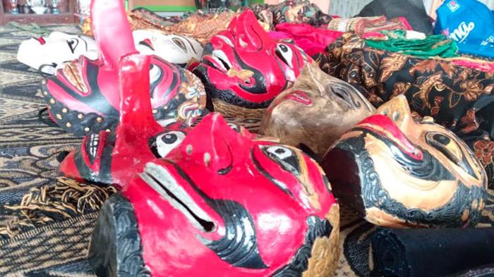 Topeng-topeng sakral Jatiduwur yang berada di Sanggar Wayang Topeng Tri Purwo Budaya