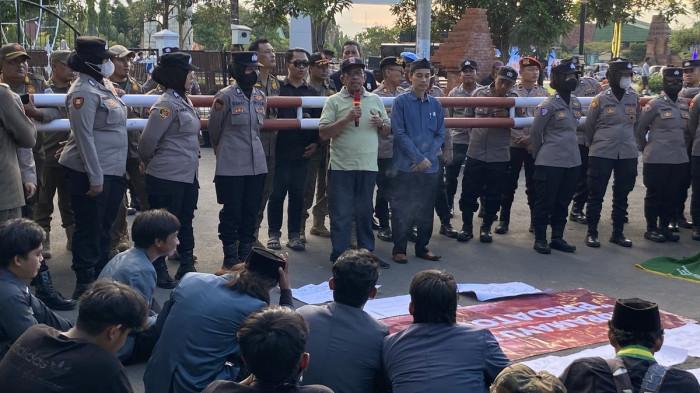 ORANG TUA BERDEMO