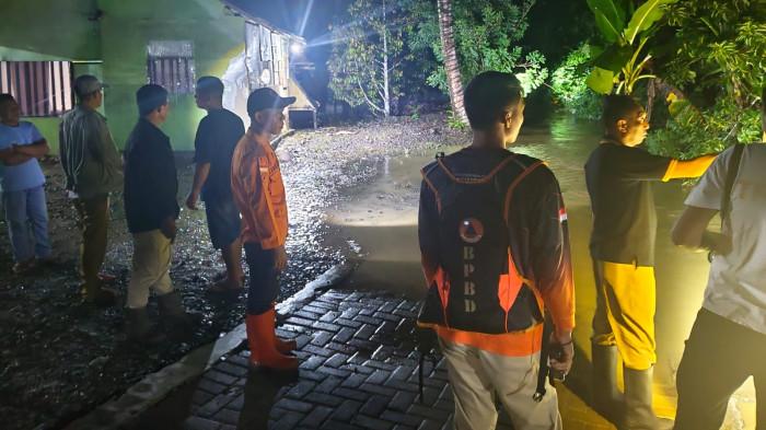 BPBD Bolmong saat melakukan kaji cepat pemukiman warga terdampak banjir akibat cuaca ekstrem