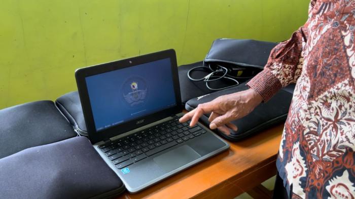 DUGAAN KORUPSI CHROMEBOOK - Kepala Sekolah SMA Pelita Depok, Dr Ahmad menunjukan laptop berbasis sistem operasi Chromebook dari Kemendikbudristek 2022 di Laboratorium Komputer Sekolah, Depok, Jawa Barat, Kamis (17/7/2025). Kini, Kejaksaan Agung tengah mengusut kasus dugaan korupsi pengadaan laptop Chromebook di Kemendikbudristek periode 2019-2022 semasa era Menteri Nadiem Makarim. 