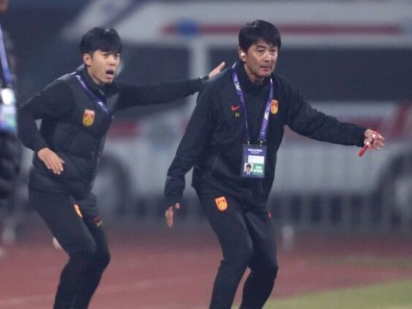 Pelatih China -17, Bin Ukishima saat sedang memberi instruksi di lapangan ketika kalah 0-1 dari timnas U-17 Indonesia, Selasa (5/5/2026).
