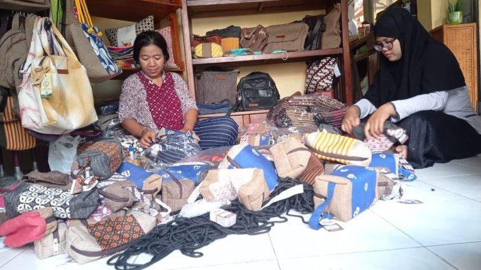 Pegawai UMKM Lintang Kejora tengah mengemas produk kain jumputan