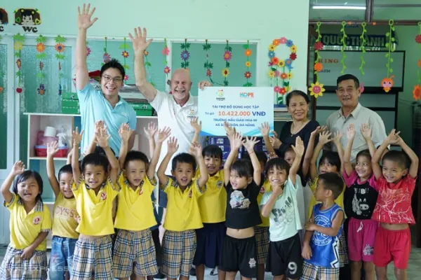 On this occasion, Change The One in collaboration with the Hope Foundation gave many gifts to localities in Da Nang. Photo: Nguyen Dong