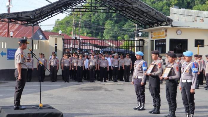 UPACARA -- Polresta Gorontalo Kota menggelar upacara pemecatan dua anggotanya yang melanggar aturan Polri. Pemecatan anggota Polri diatur dalam sejumlah regulasi resmi terkait disiplin dan kode etik.
