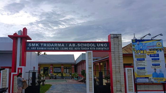 PENERIMAAN SISWA BARU--Potret wawancara dengan kepala sekolah dan gerbang SMK Tridarma Gorontalo, Selasa (12/5/2026). Sumber foto: TribunGorontalo.com/Jefri Potabuga.