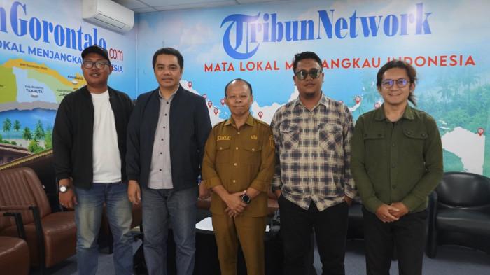 PODCAST--Kepala Dinas Koperasi dan UMKM Kabupaten Gorontalo, Arifin Suaib saat menjadi narasumber dalam Tribun Podcast bersama Host Fajri Kidjab selaku Editor Tribun Gorontalo di Studio Tribun, Selasa (28/4/2026). Sumber foto: TribunGorontalo.com.