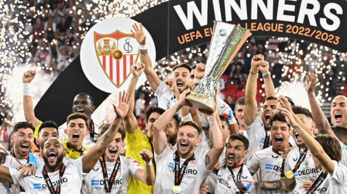 SEVILLA BERPOTENSI IMBANG - Para pemain Sevilla merayakan dengan trofi setelah memenangkan pertandingan sepak bola final UEFA Europa League antara Sevilla FC dan AS Roma di Puskas Arena di Budapest, Hungaria pada 31 Mei 2023. (Photo by Attila KISBENEDEK / AFP)